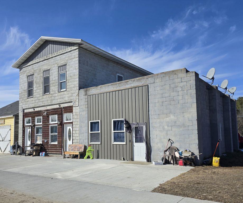 20 Broadway Street W