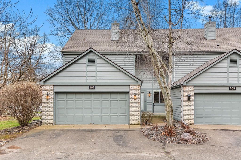 Photo of 101 Wildwood Bay Drive, Mahtomedi, MN 55115 (MLS # 7051251)