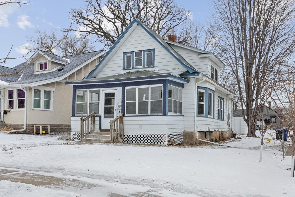 Photo of 2024 Queen Avenue N, Minneapolis, MN 55411 (MLS # 7010261)