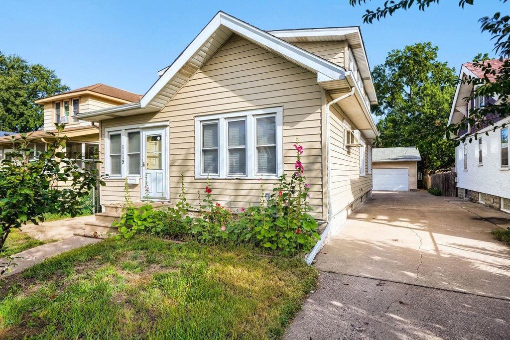 Photo of 1119 Minnehaha Avenue W, Saint Paul, MN 55104 (MLS # 7146949)