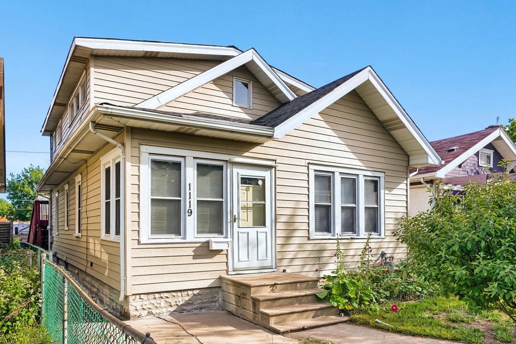 Photo of 1119 Minnehaha Avenue W, Saint Paul, MN 55104 (MLS # 7146949)
