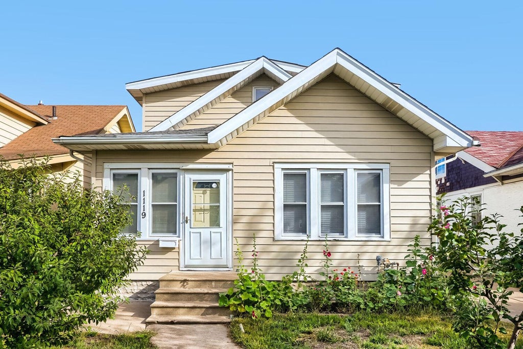 Photo of 1119 Minnehaha Avenue W, Saint Paul, MN 55104 (MLS # 7146949)