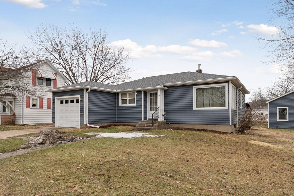 Photo of 118 Hiawatha Drive E, Wabasha, MN 55981 (MLS # 7021667)