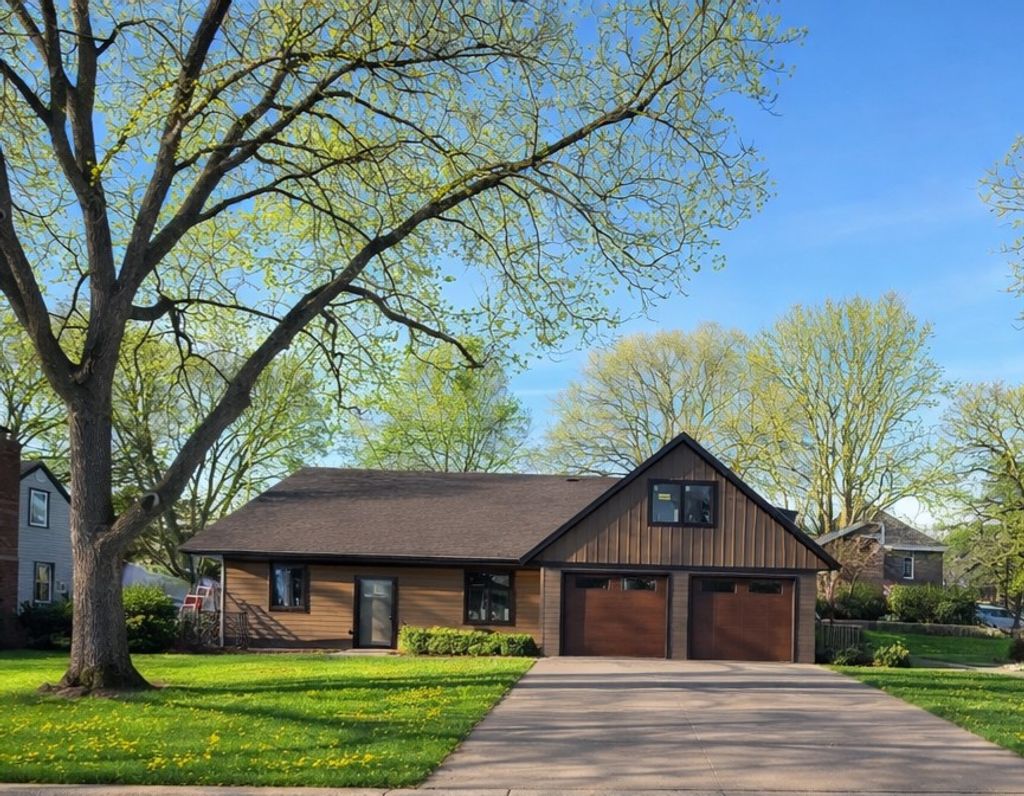 Photo of 527 Miller Ave SW, Hutchinson, MN 55350 (MLS # 7026896)