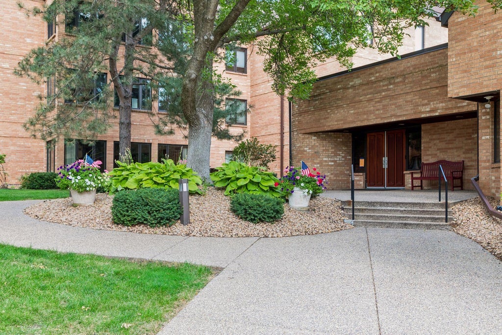 Photo of 1830 Eagle Ridge Drive #2003, Mendota Heights, MN 55118 (MLS # 7115639)