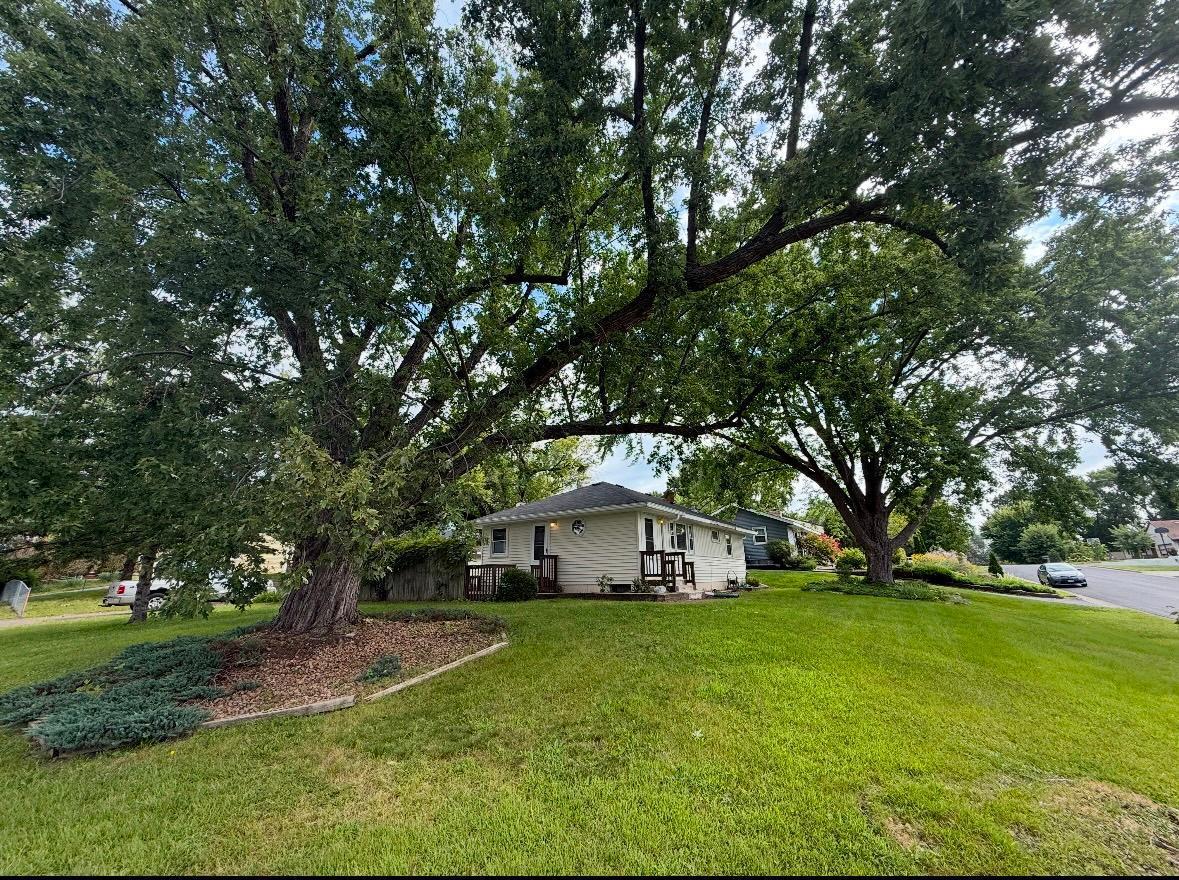 1247 Leland Road E