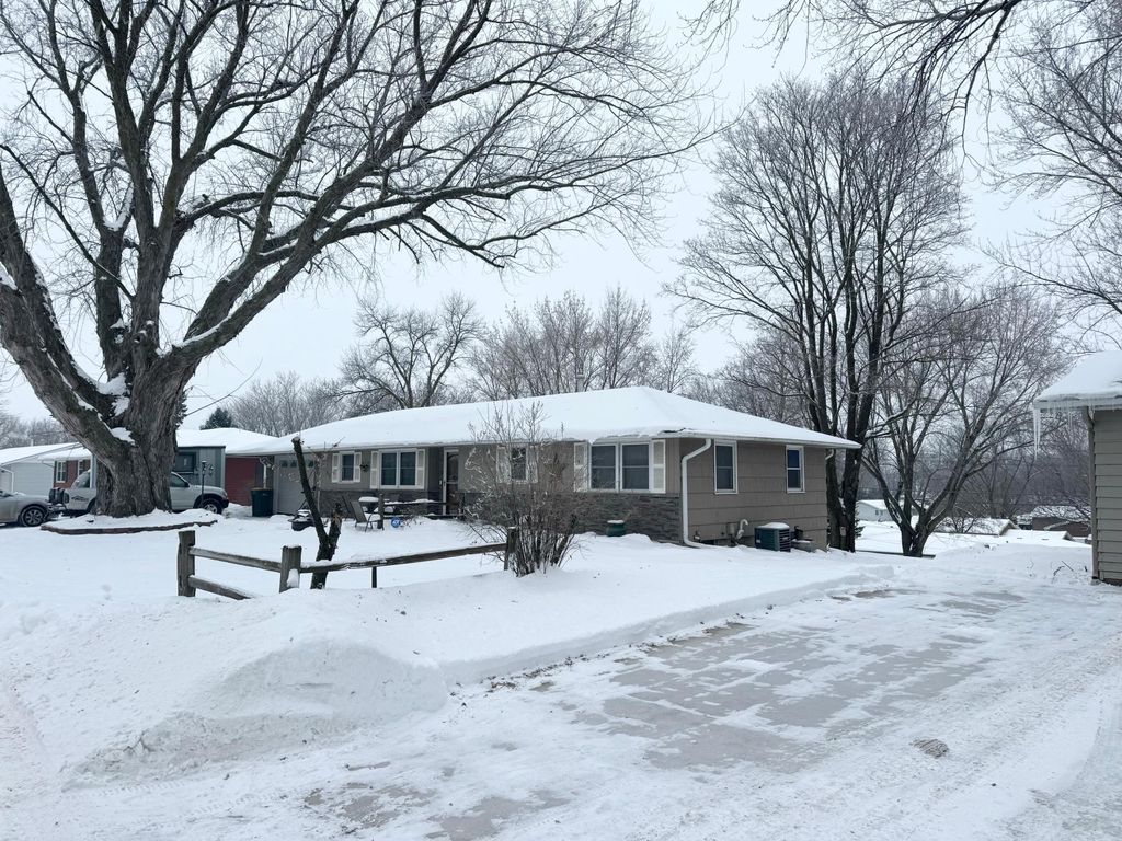 Photo of 1105 Crestview Road, Albert Lea, MN 56007 (MLS # 6825647)