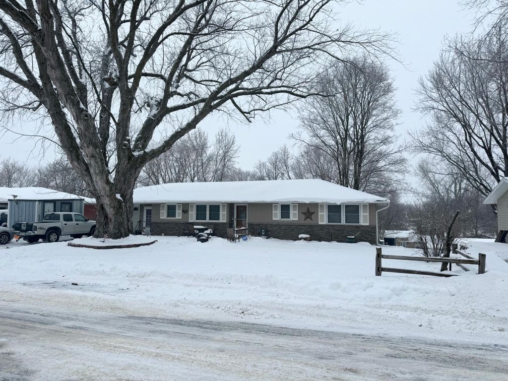 Photo of 1105 Crestview Road, Albert Lea, MN 56007 (MLS # 6825647)