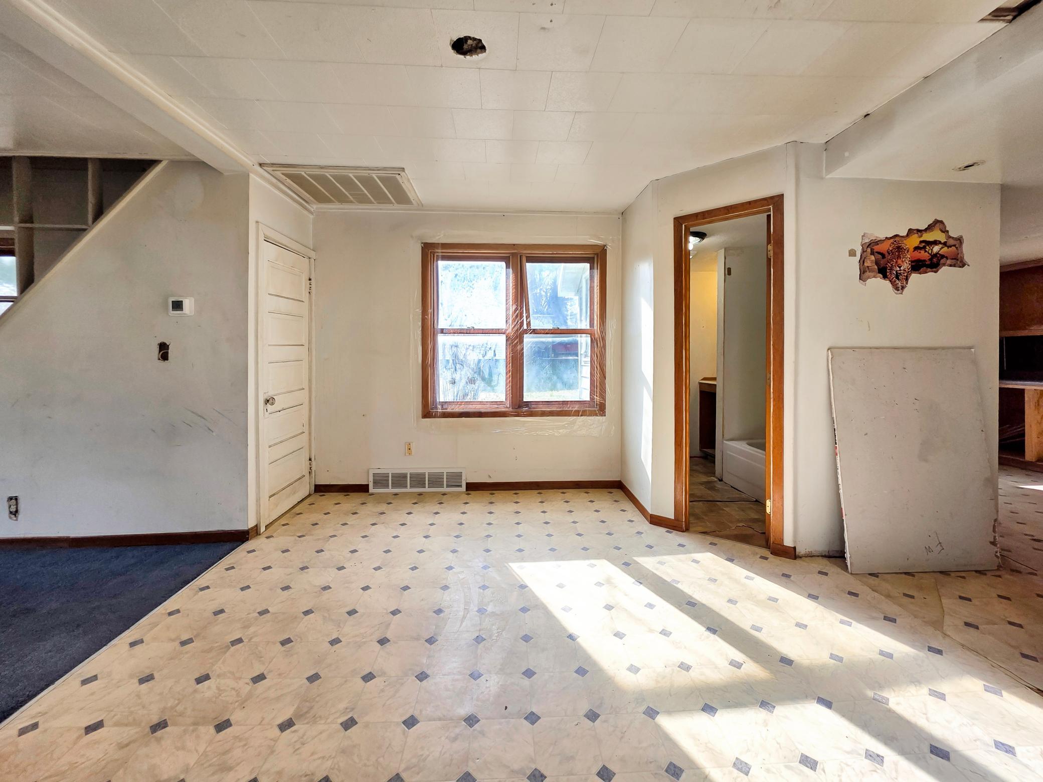 418 Main Street E