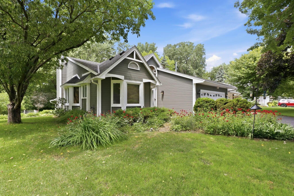 Photo of 4067 Stockdale Drive, Vadnais Heights, MN 55127 (MLS # 7103146)