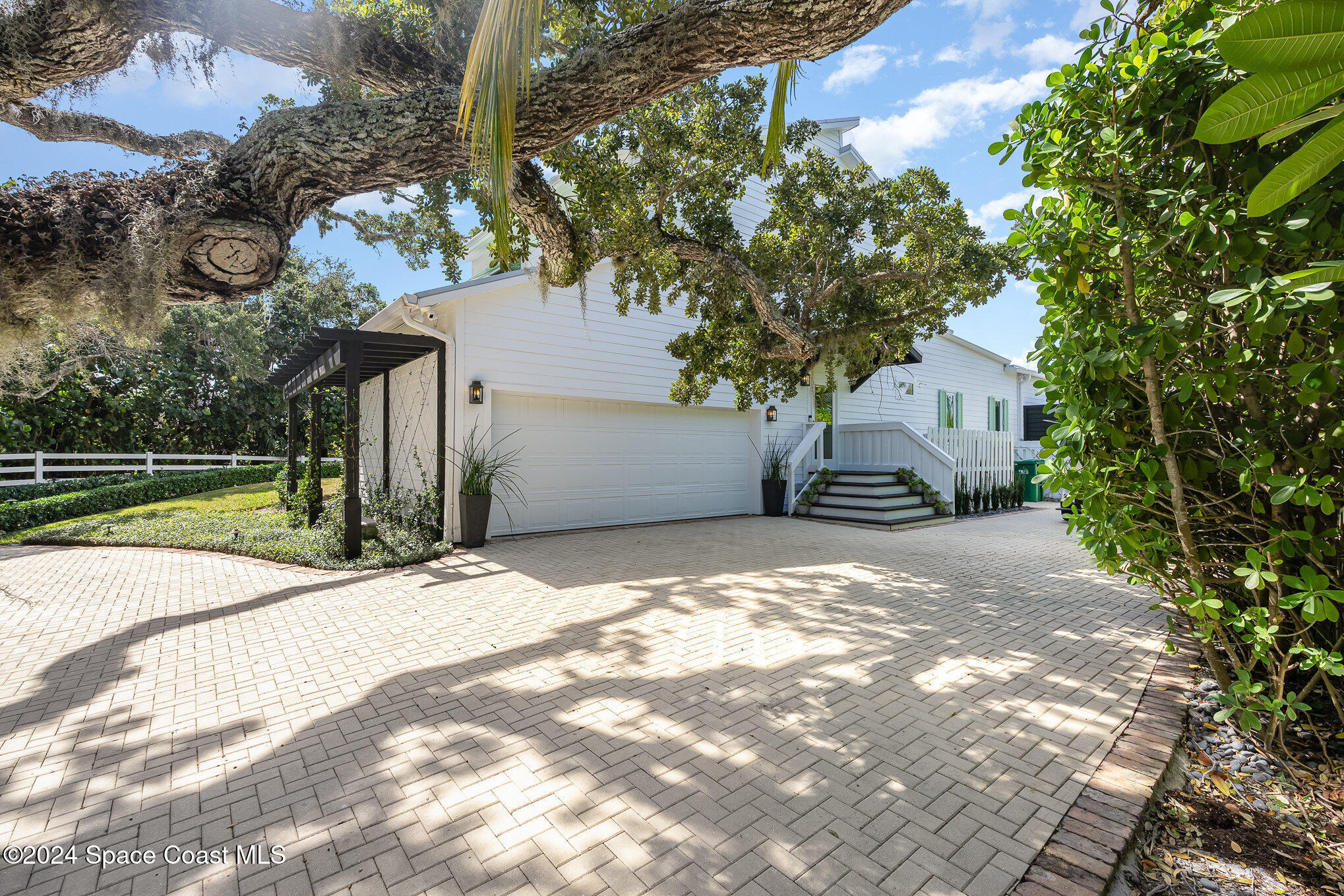 5856 Riverside Drive
