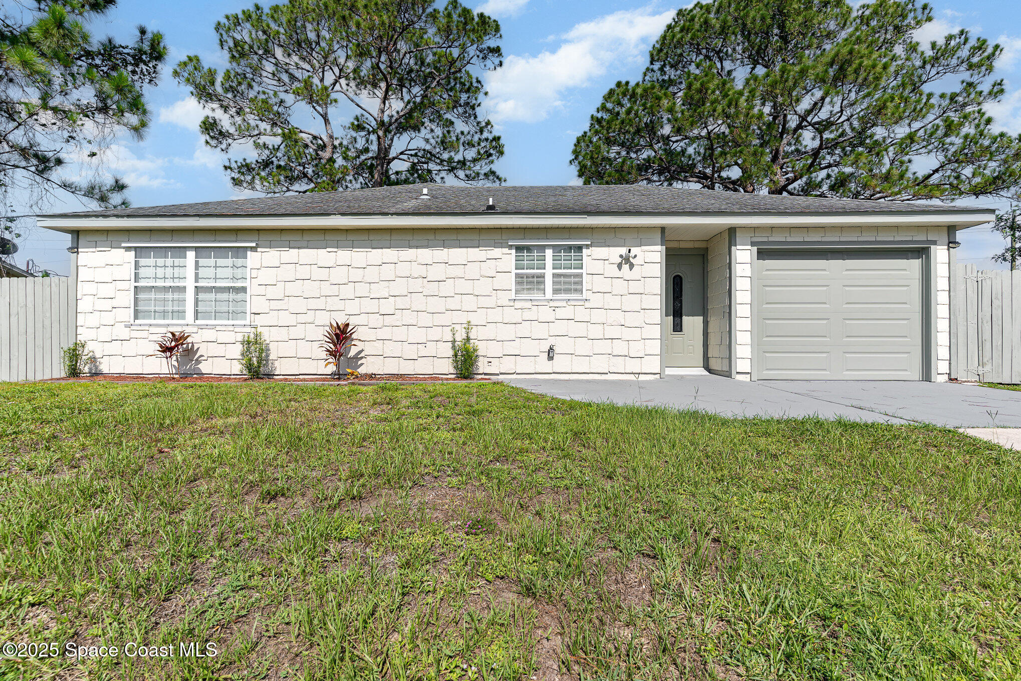 370 Ixora Avenue NW
