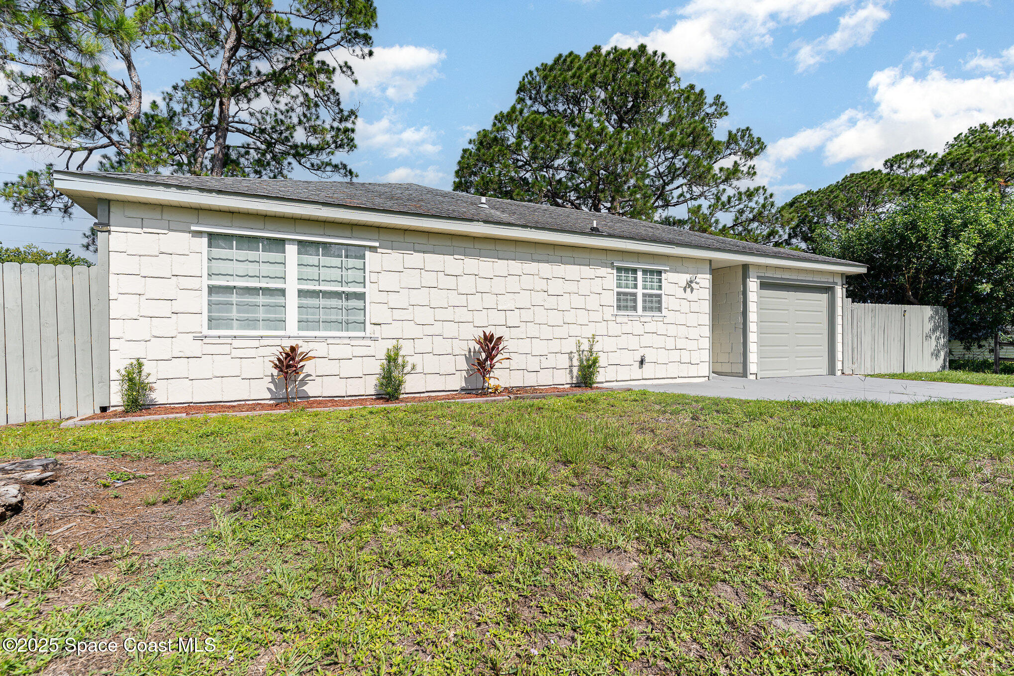 370 Ixora Avenue NW