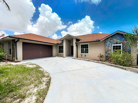 Single Family Residence in Lake Wales FL 820 Chamberlain Loop.jpg