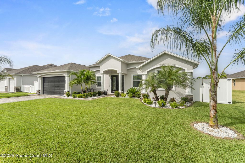 Photo of 1085 E Captiva Island Circle SW, Palm Bay, FL 32908 (MLS # 1059048)