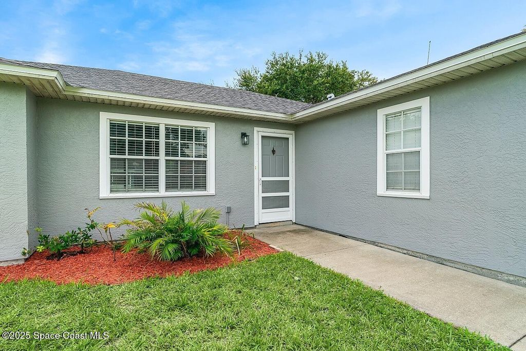 Photo of 1118 9th Square, Vero Beach, FL 32960 (MLS # 1058362)