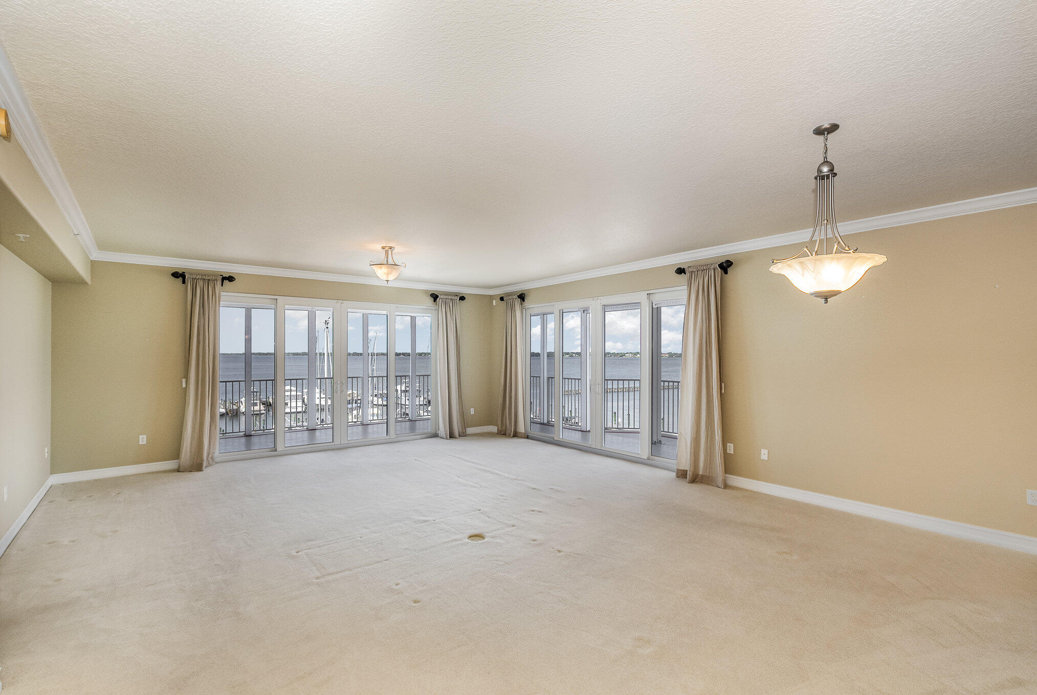 93 Delannoy Avenue 405