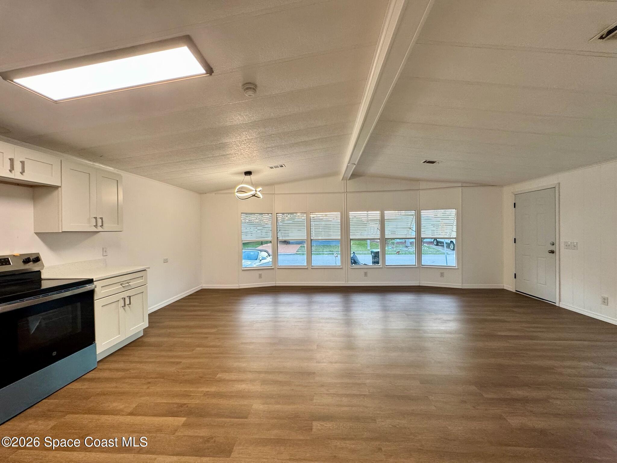 1973 Mango Street NE