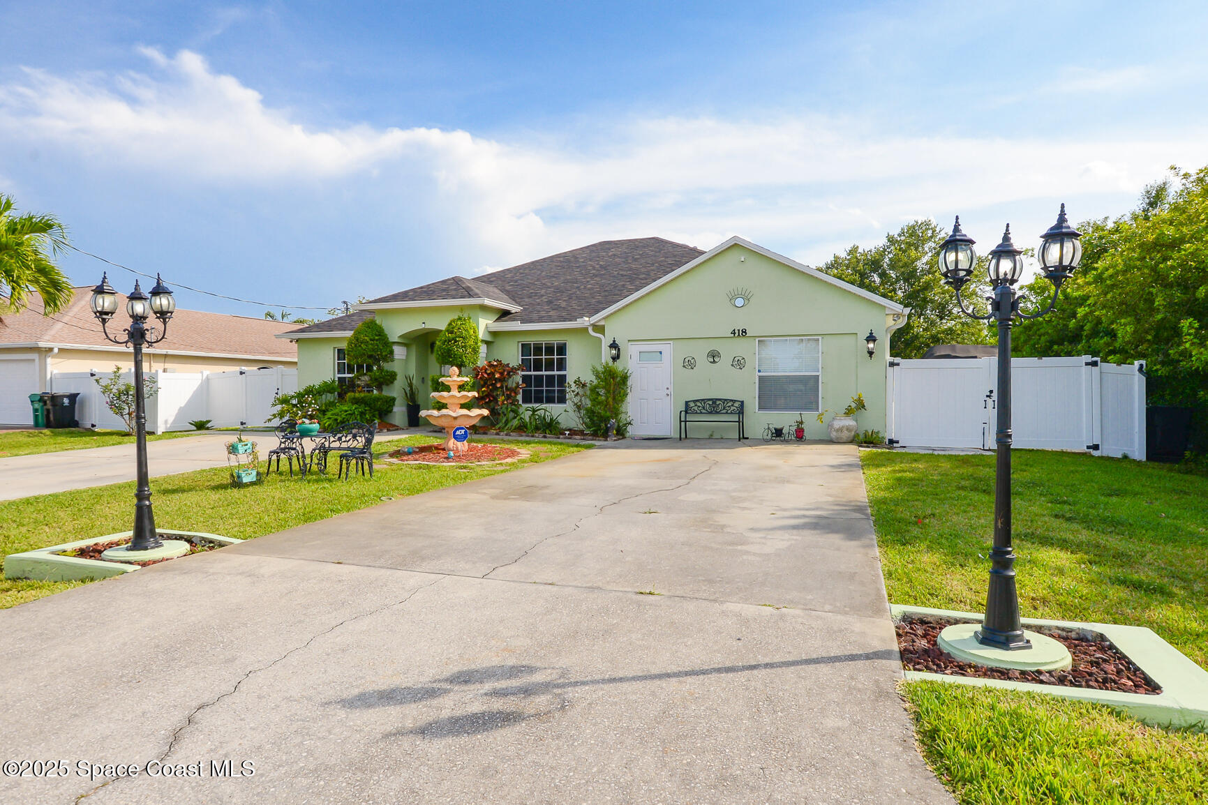 418 SE Essex Drive