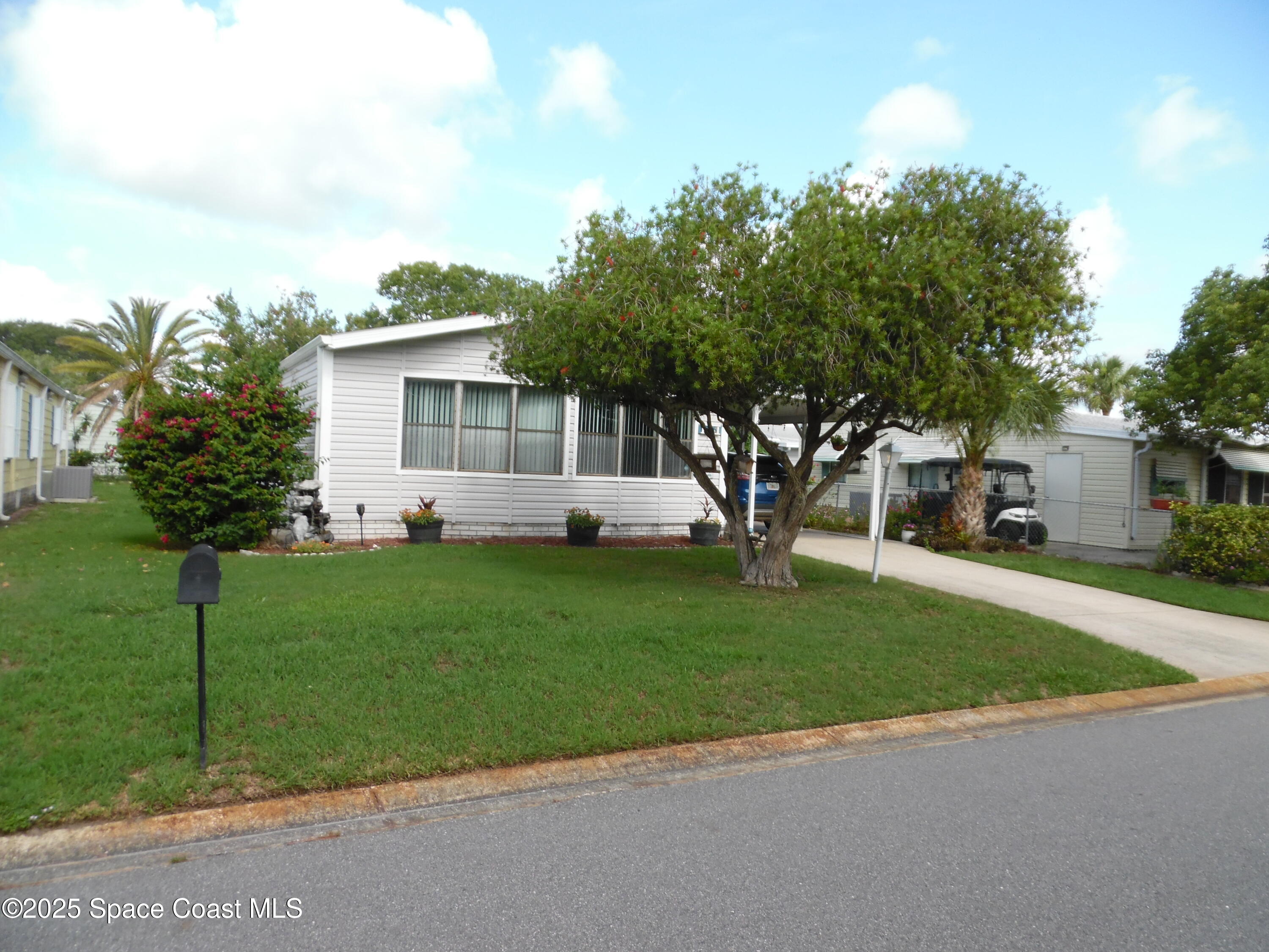715 Gladiolus Drive E