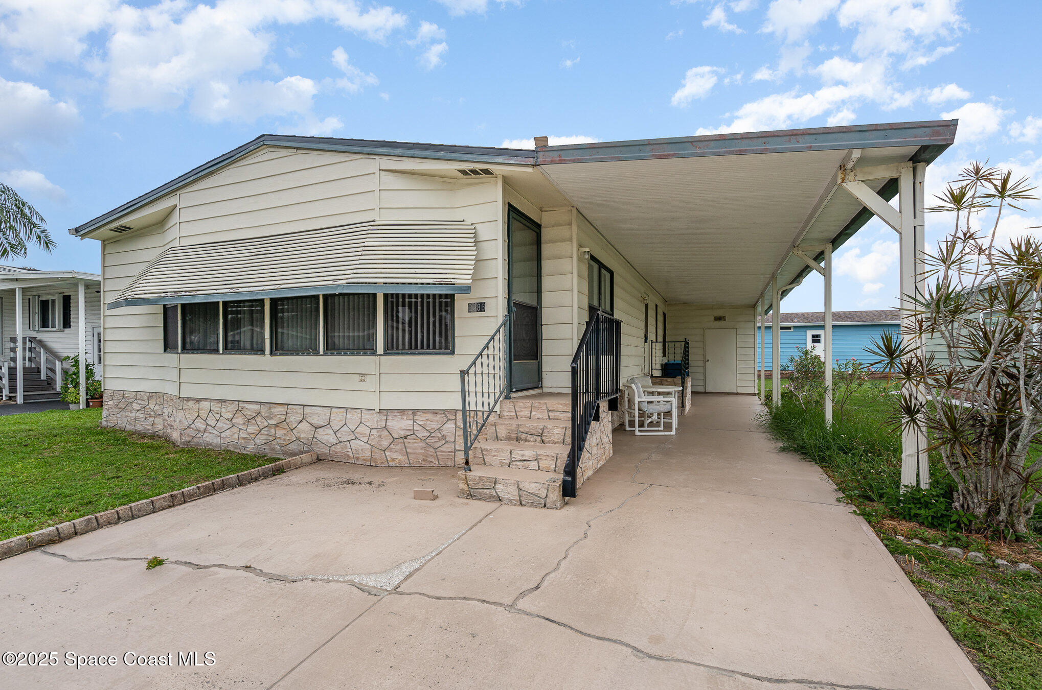 2386 Coconut Palm Drive NE