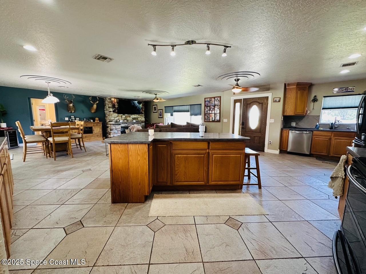 1096 NE Sandy Lane Lane NE