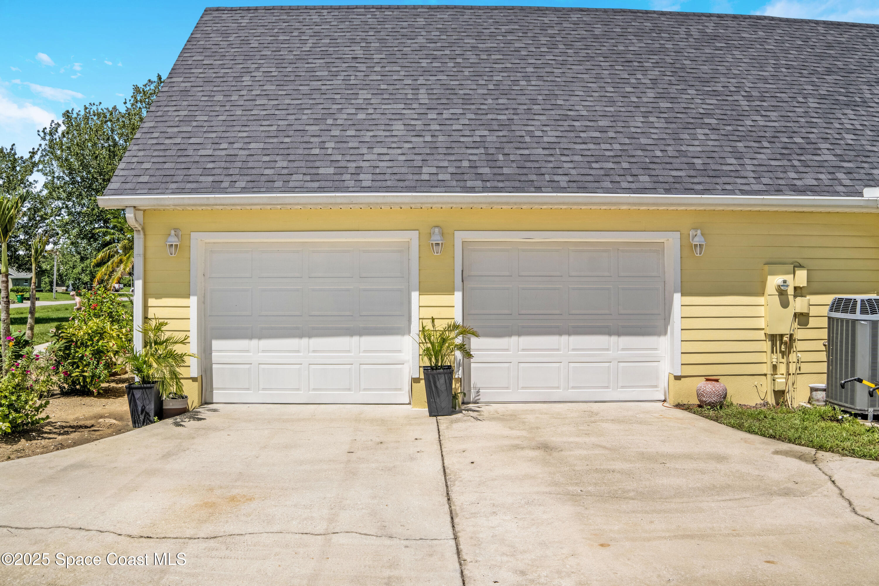 4985 Hamlin Circle
