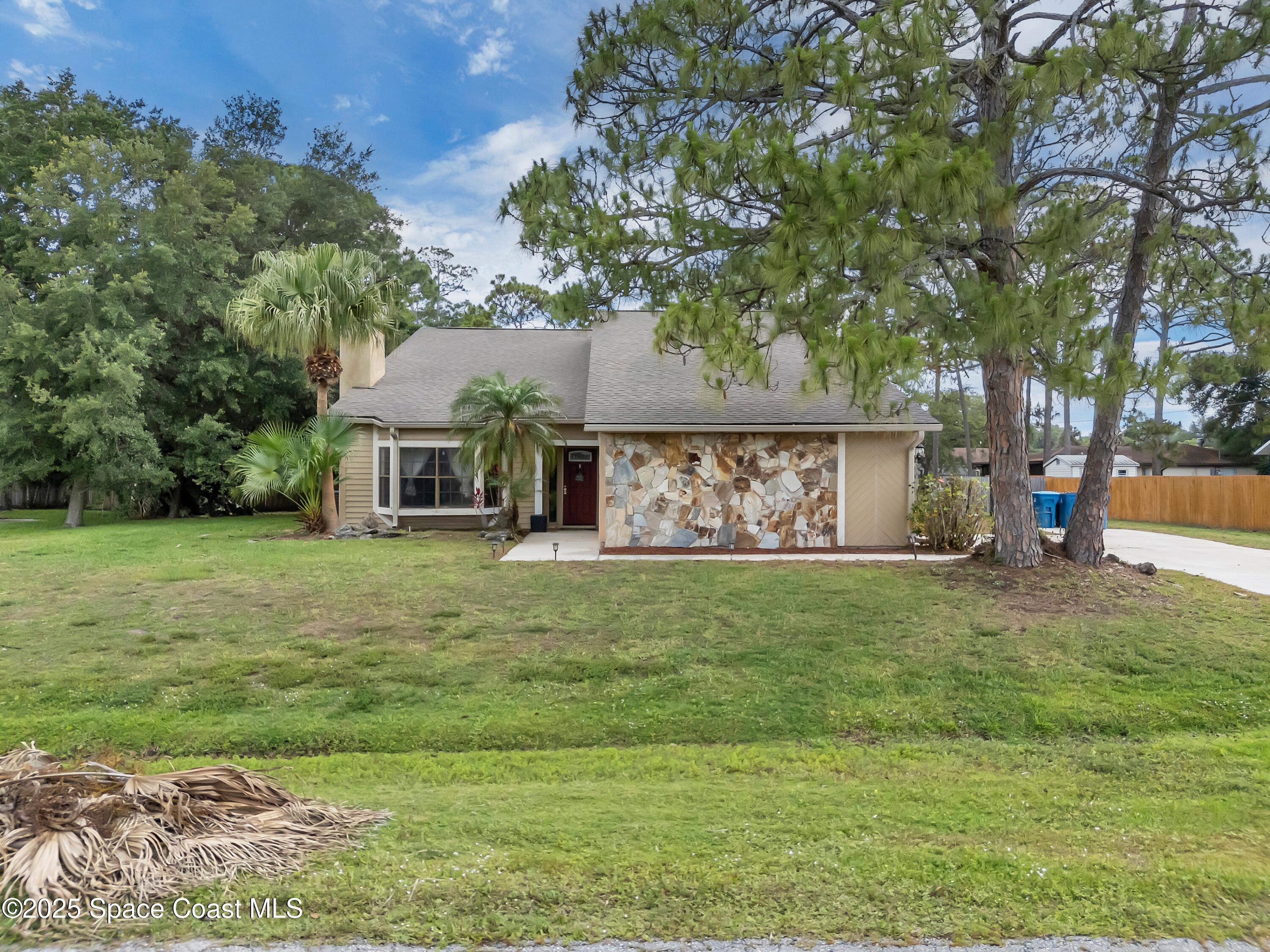 282 Neville Circle NE