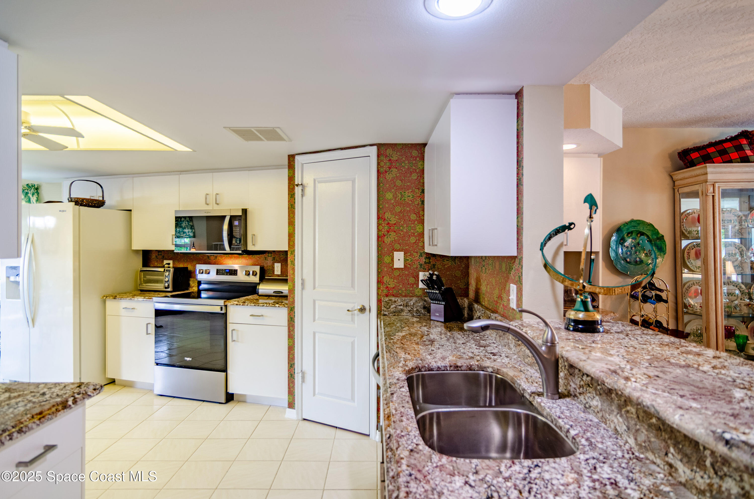 8700 Ridgewood Avenue A208