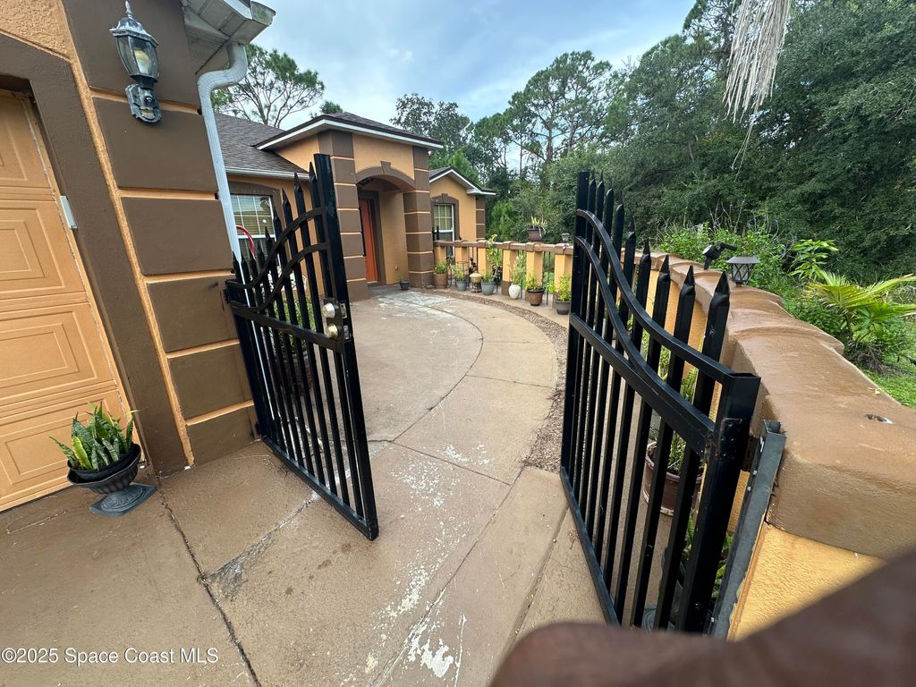 Photo of 688 White Cloud Street SW, Palm Bay, FL 32908 (MLS # 1057491)