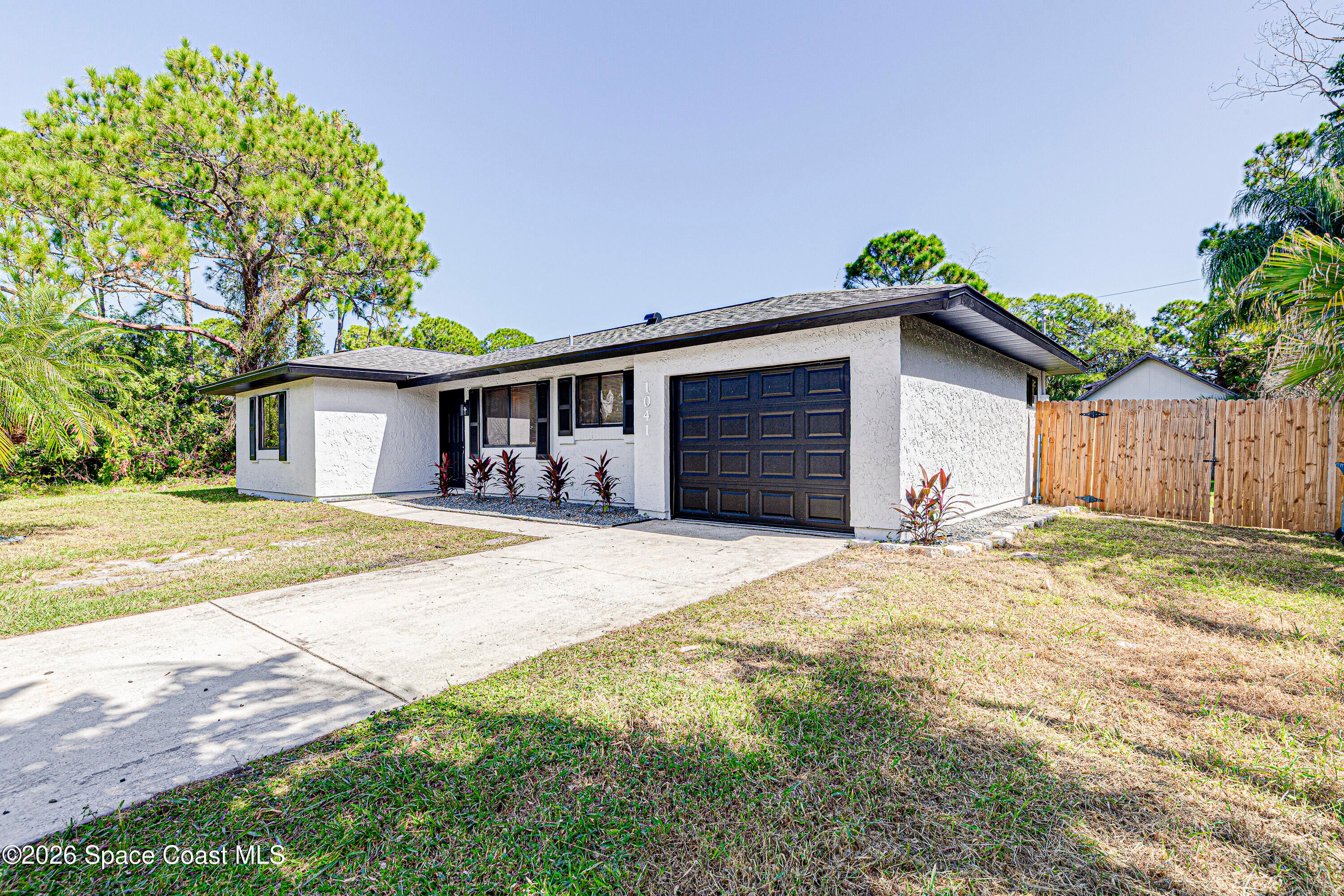 1041 Eldron Boulevard SE