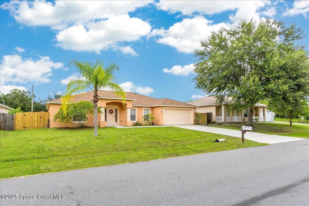 Photo of 391 Bougainvillea Street NW, Palm Bay, FL 32907 (MLS # 1057493)