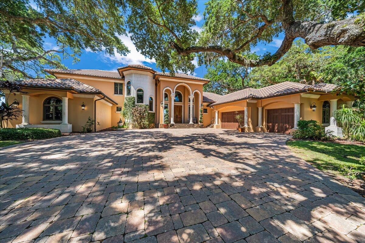 808 N Riverside Drive