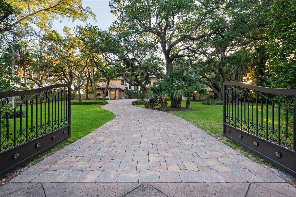 808 N Riverside Drive