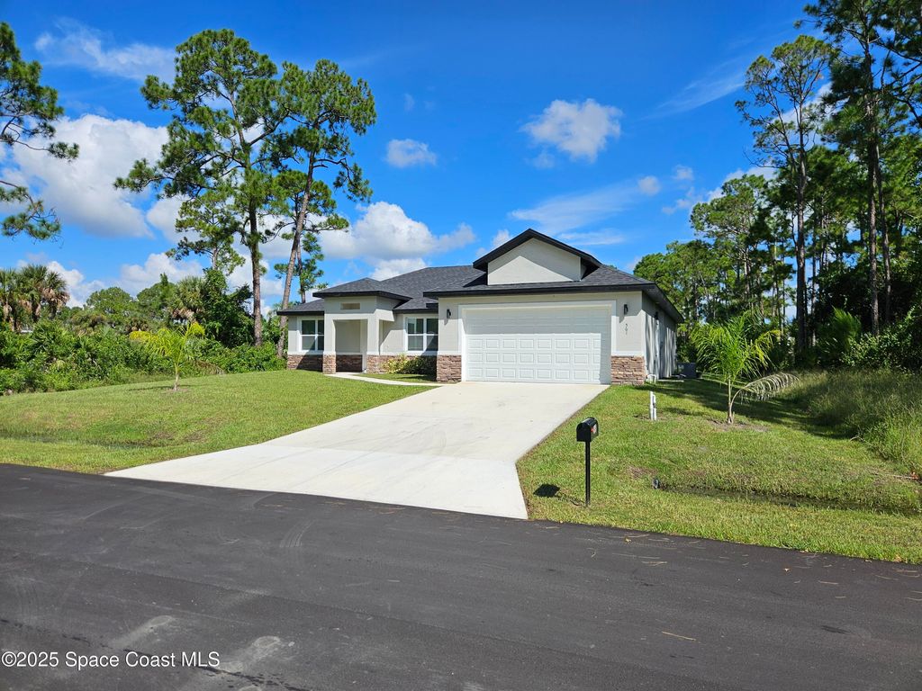 Photo of 561 Harrisburg Street SW, Palm Bay, FL 32908 (MLS # 1057743)