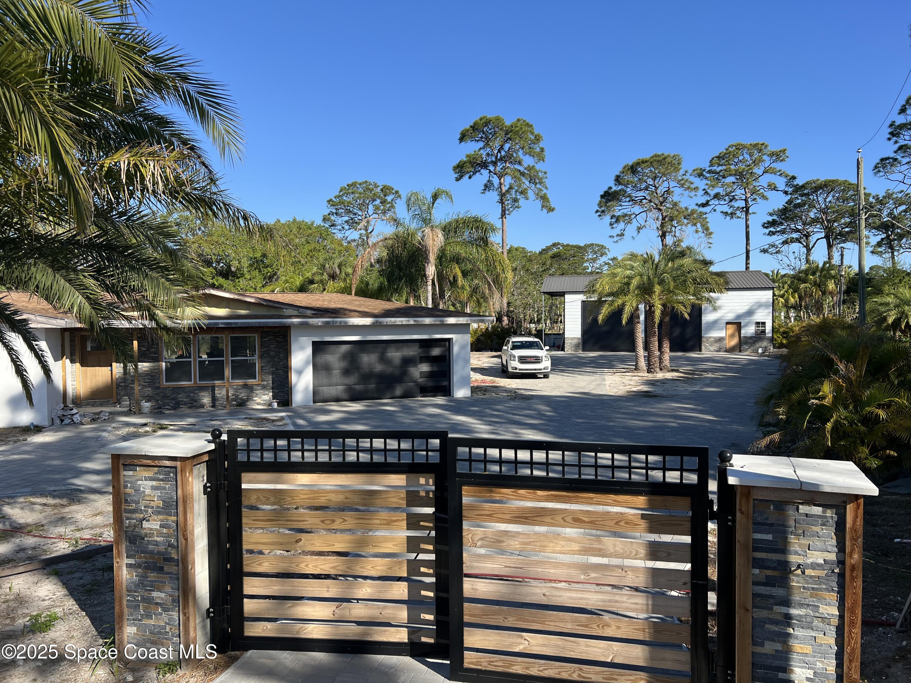 2275 Pineapple Place