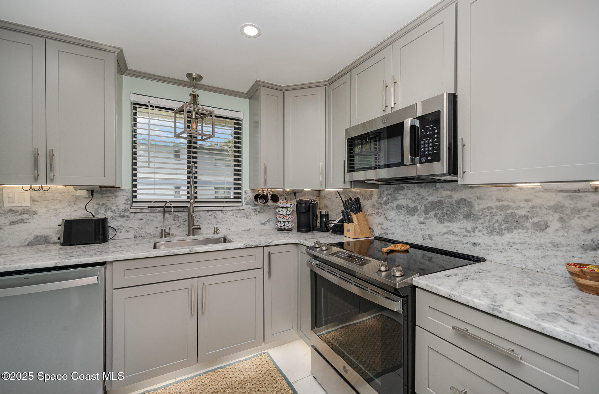 7101 Ridgewood Avenue 102
