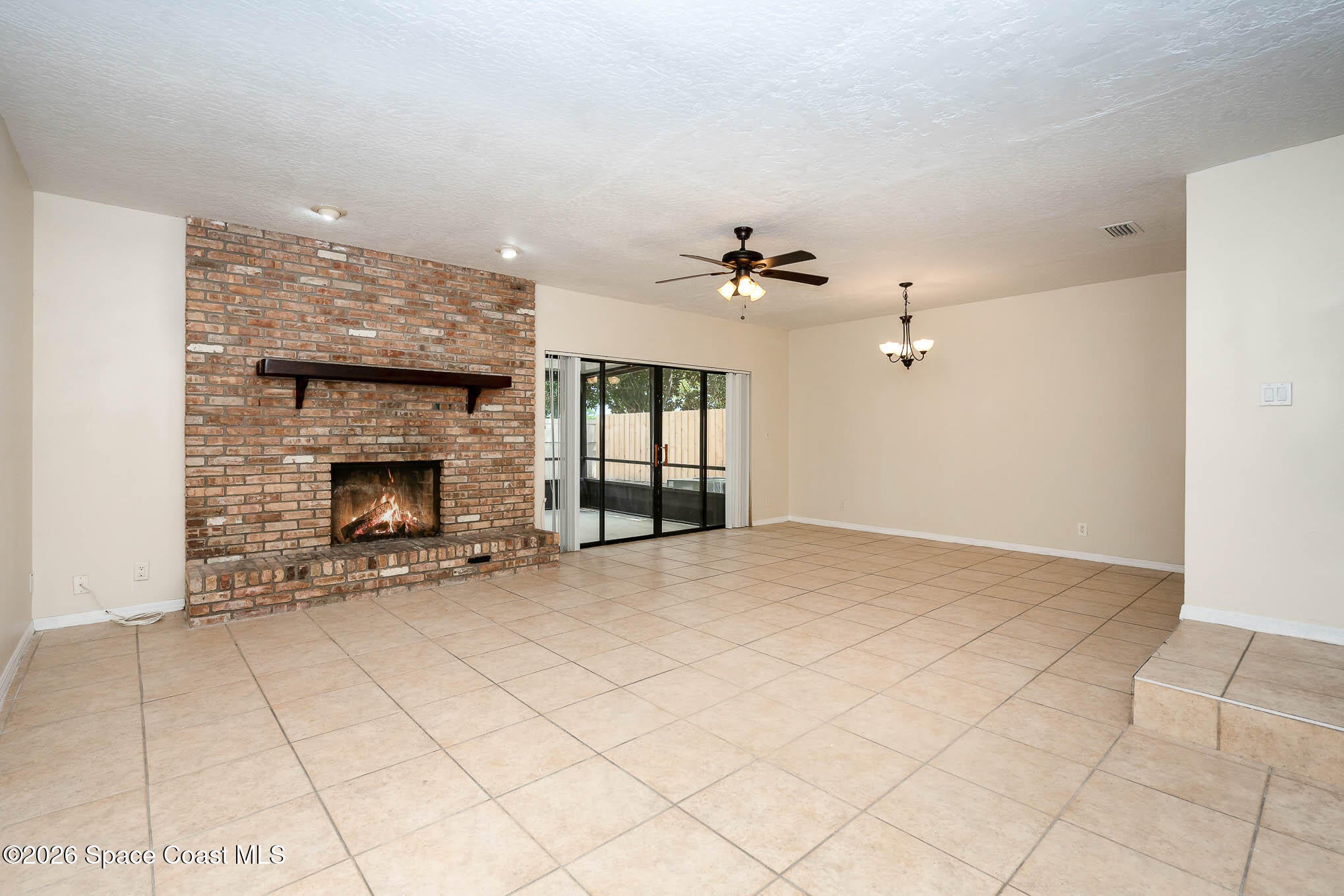 1911 Cashew Courtway