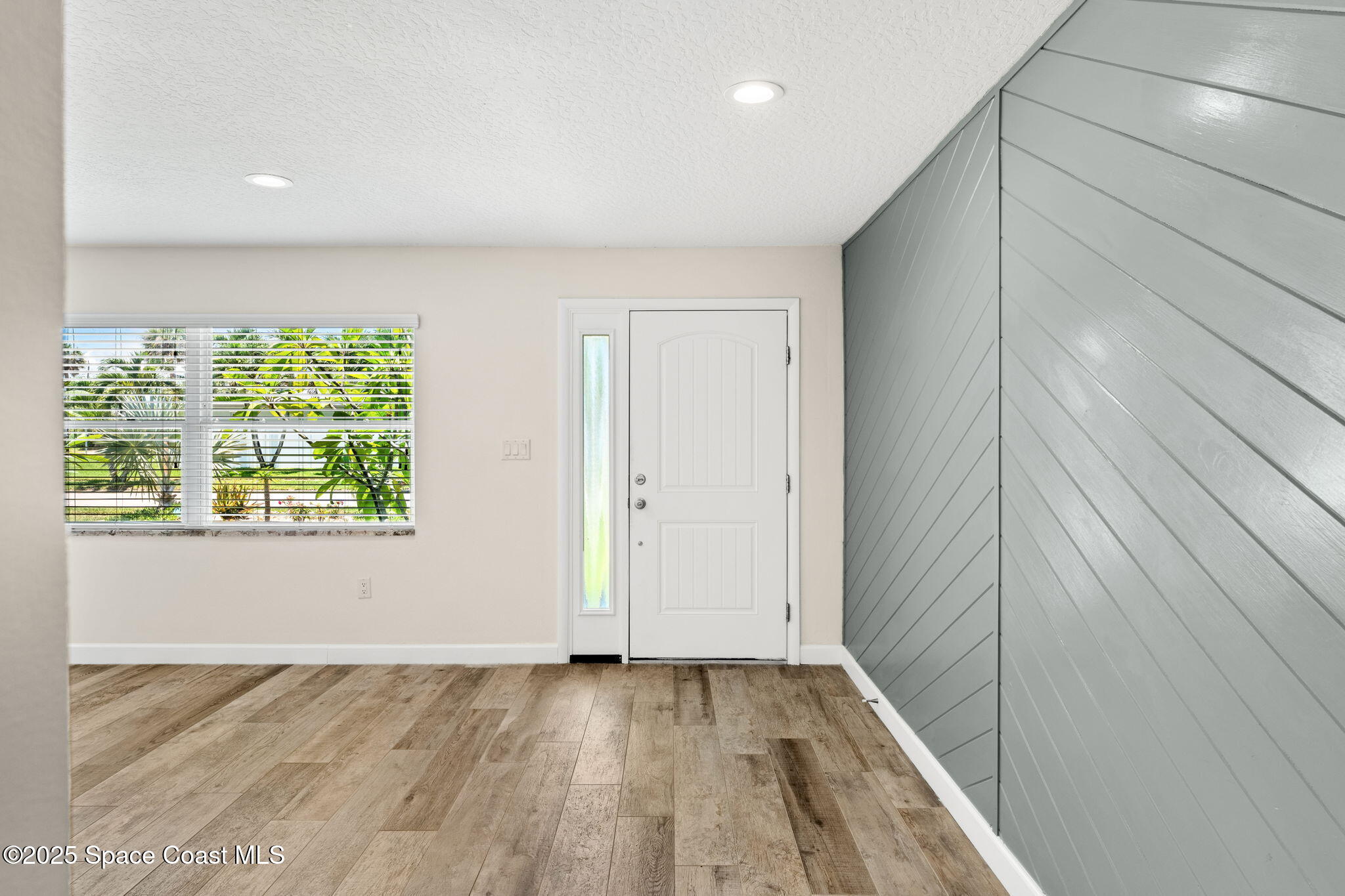 215 S Robert Way