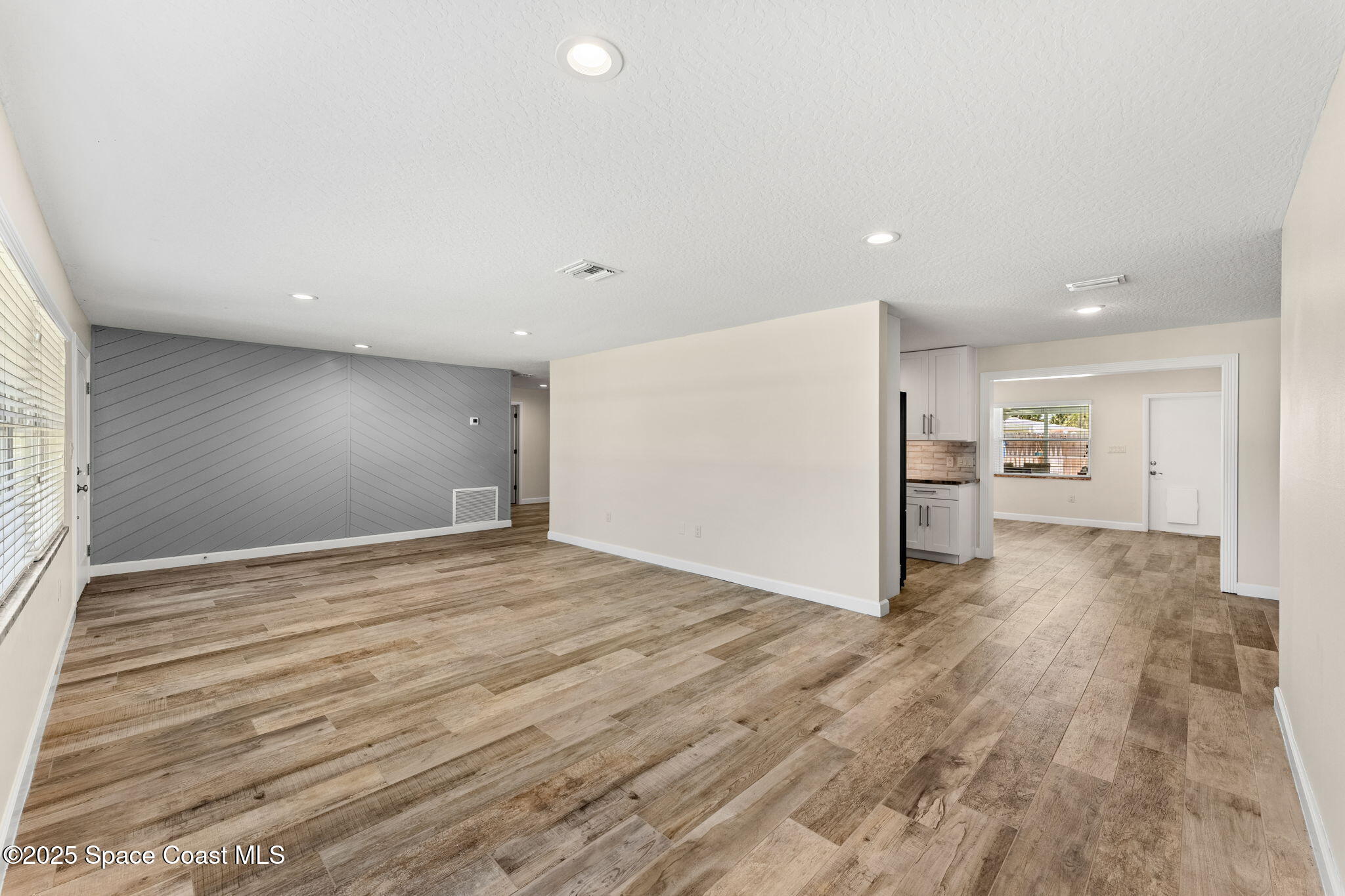 215 S Robert Way