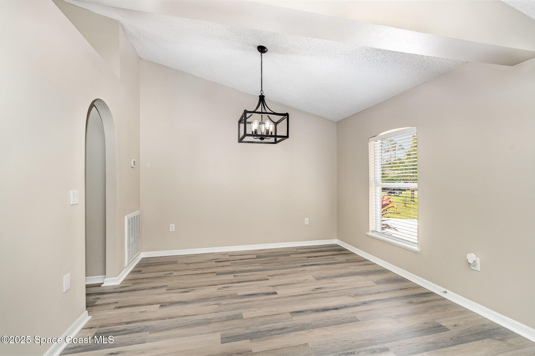 565 White Cap Court NW