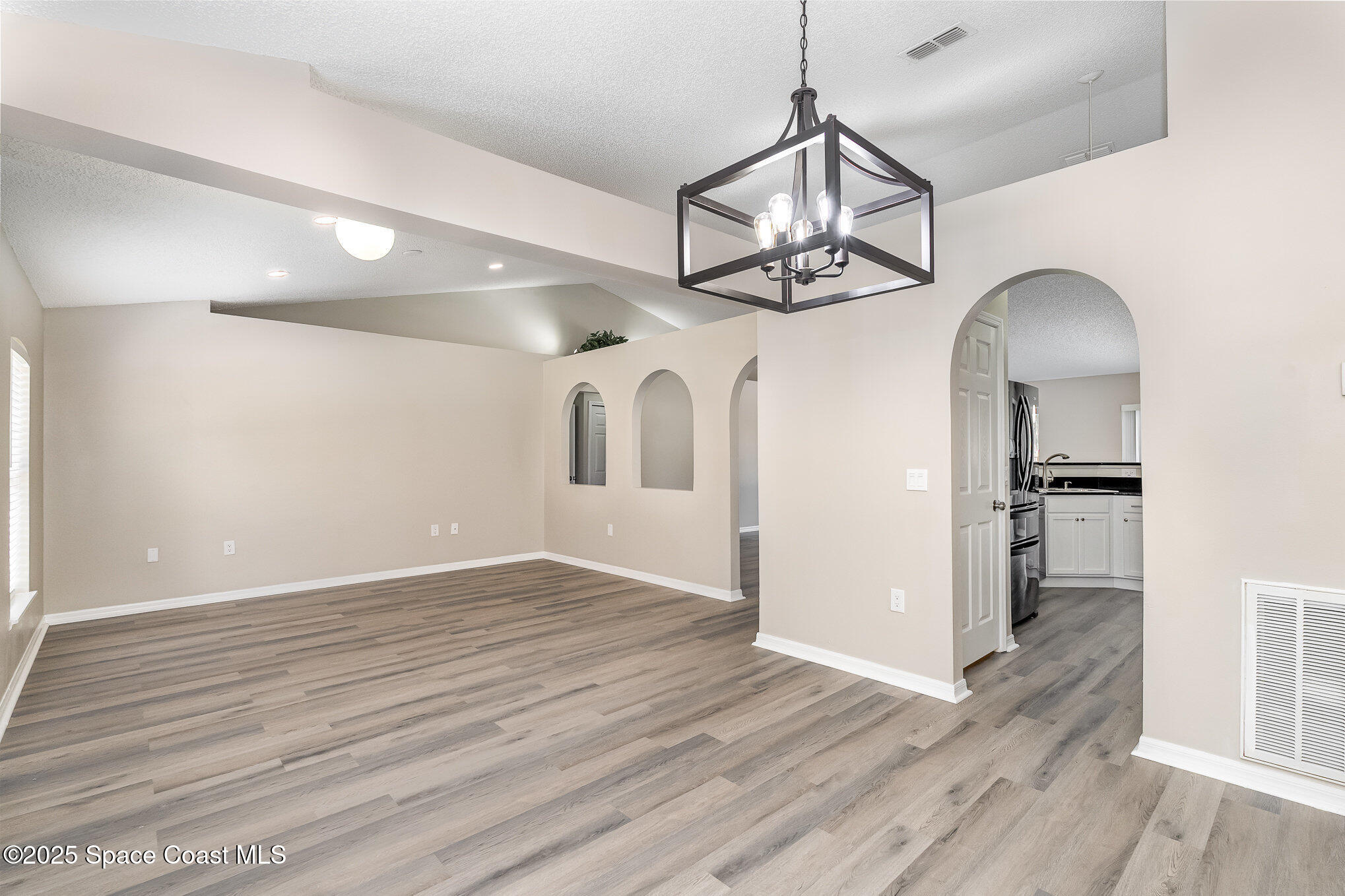 565 White Cap Court NW