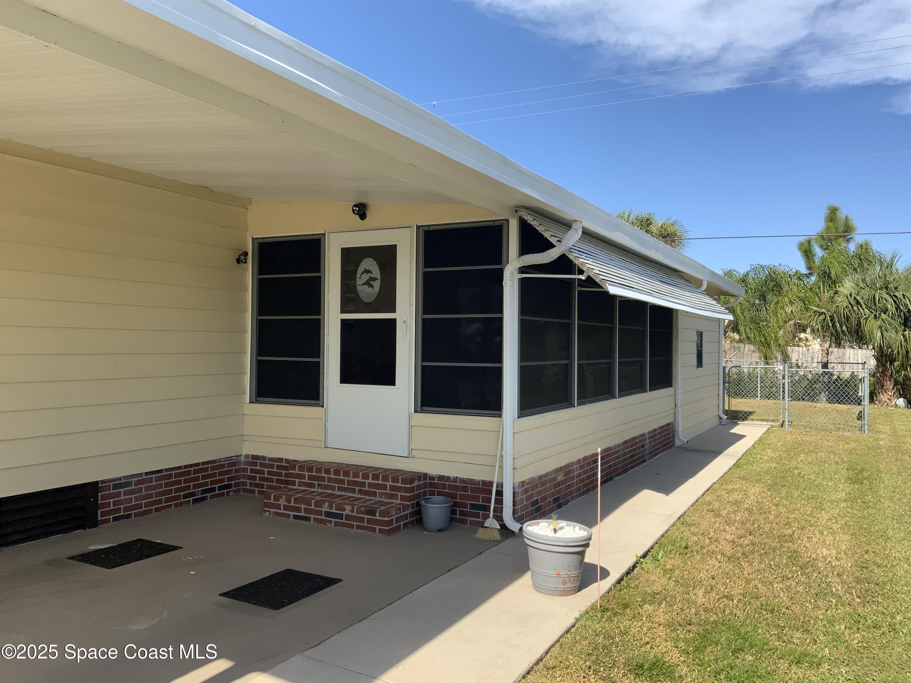 2329 Coconut Palm Drive NE