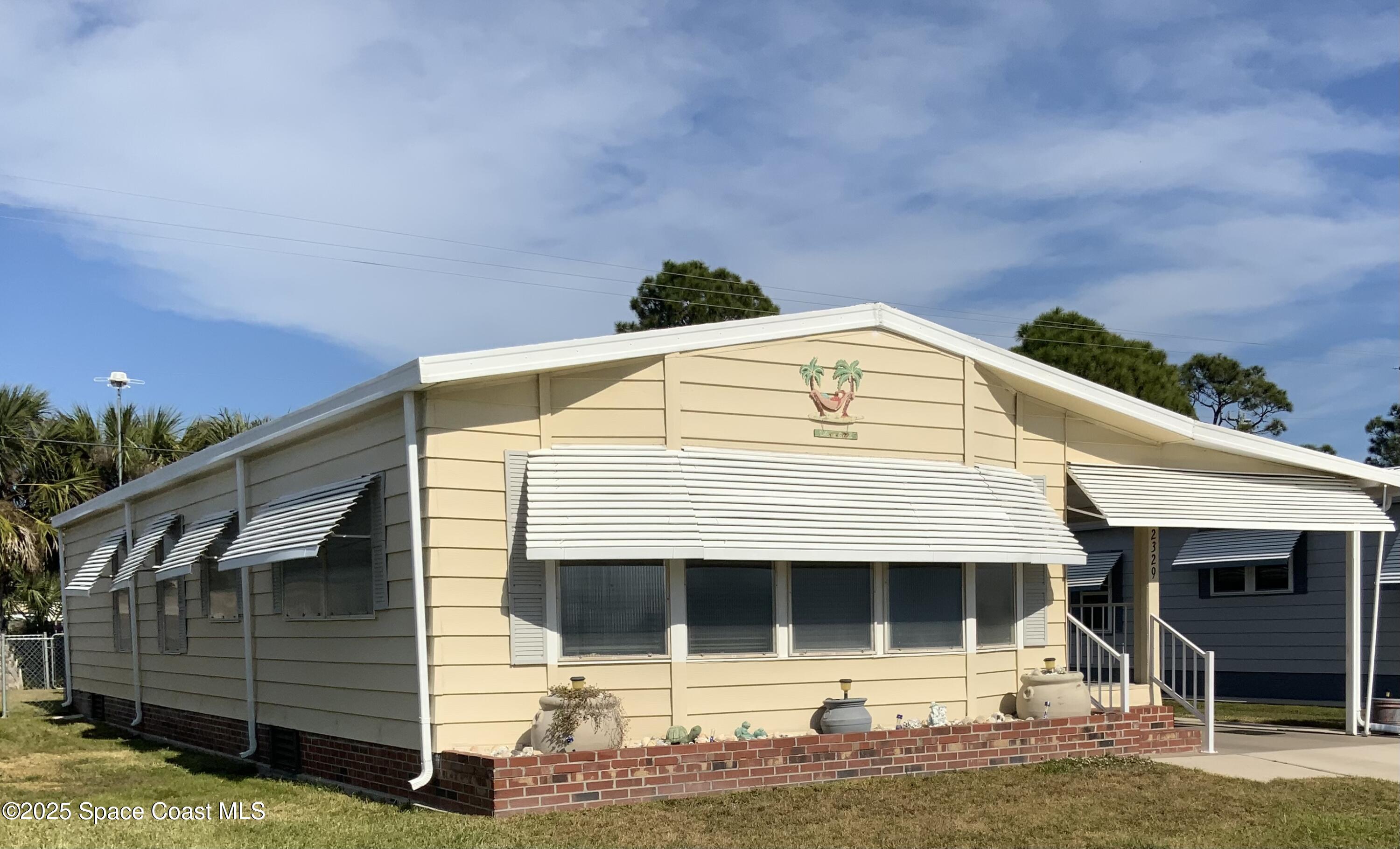 2329 Coconut Palm Drive NE