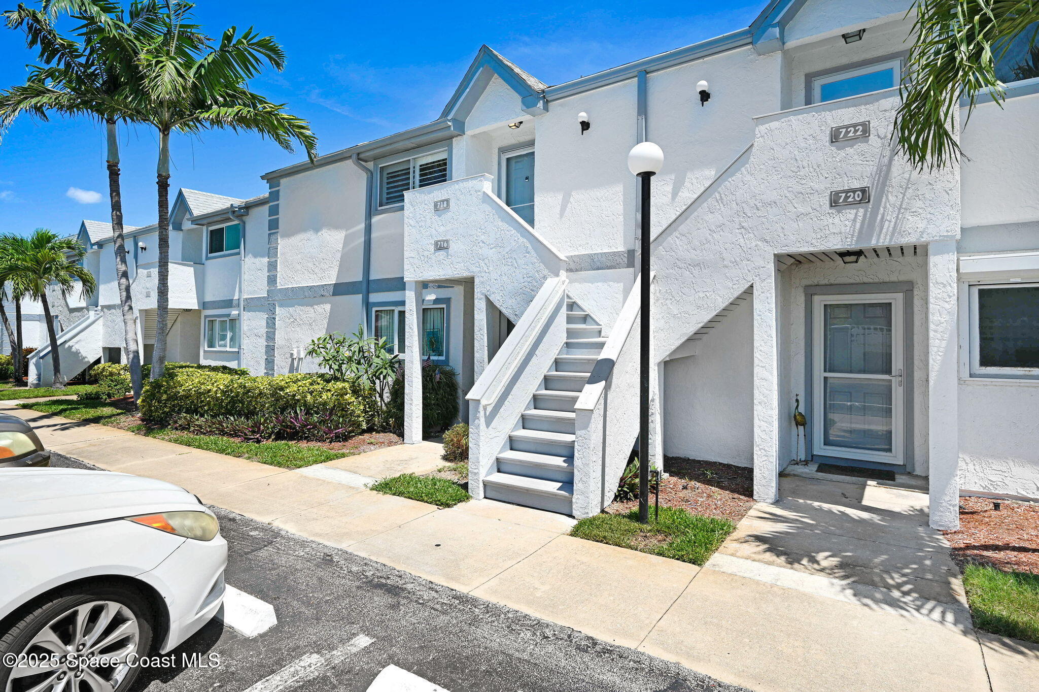 718 Beach Park Lane V286