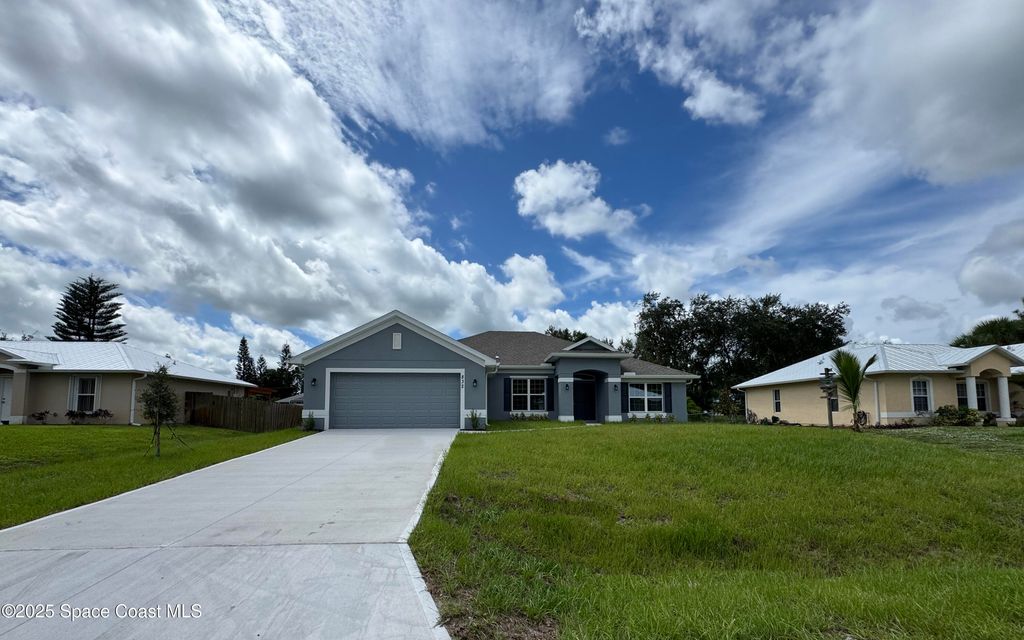 Photo of 832 Majestic Avenue, Sebastian, FL 32958 (MLS # 1057145)