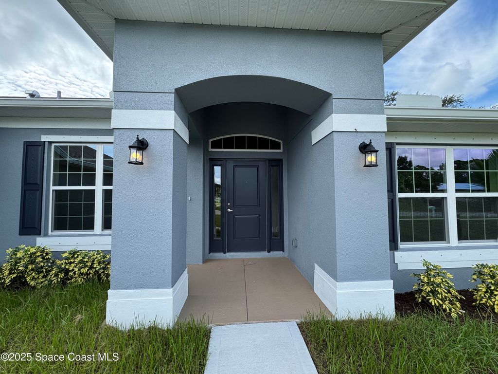 Photo of 832 Majestic Avenue, Sebastian, FL 32958 (MLS # 1057145)