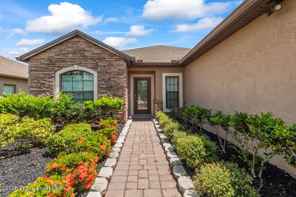 Photo of 1071 Dillard Drive SE, Palm Bay, FL 32909 (MLS # 1058702)