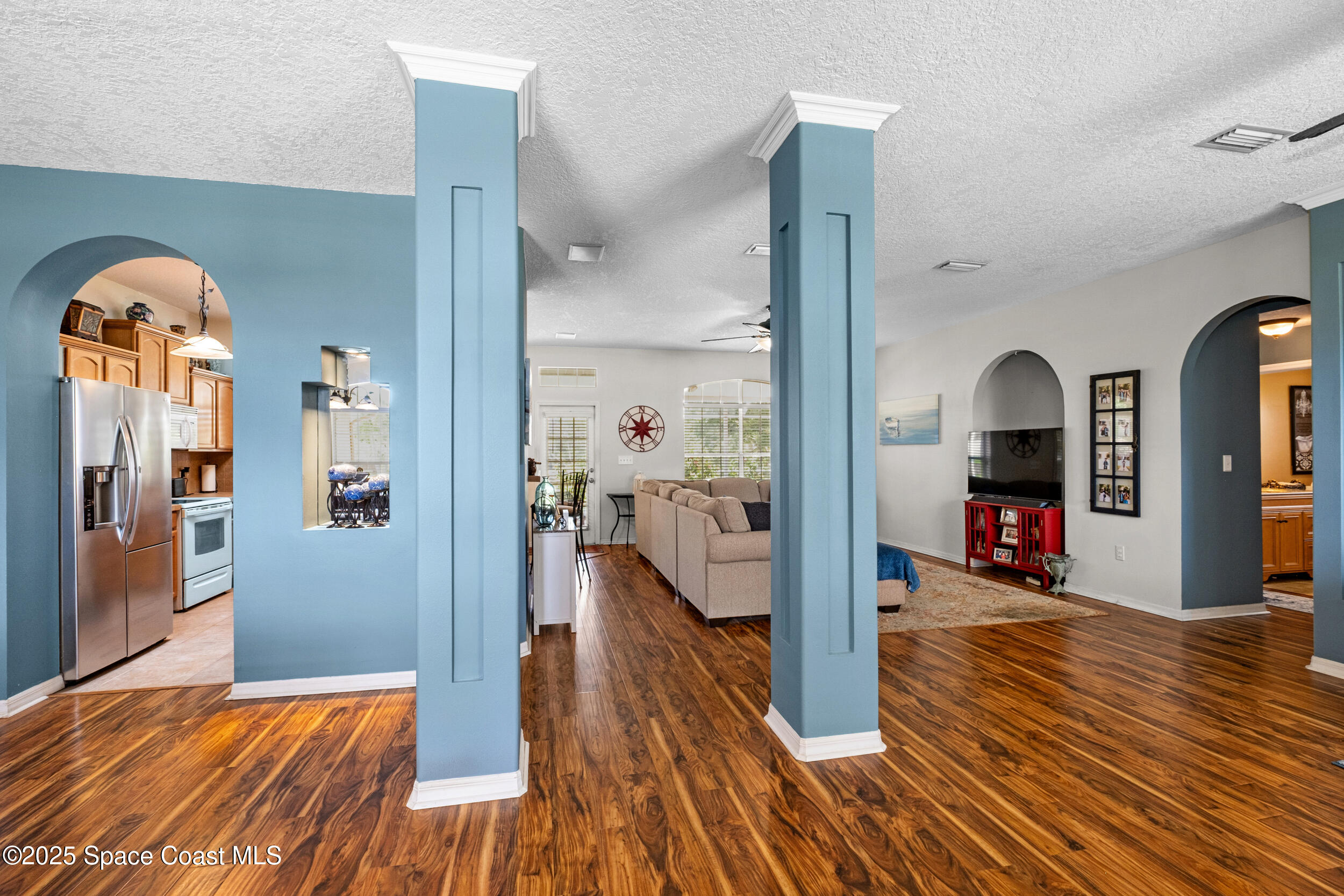 942 Peachland Avenue NE