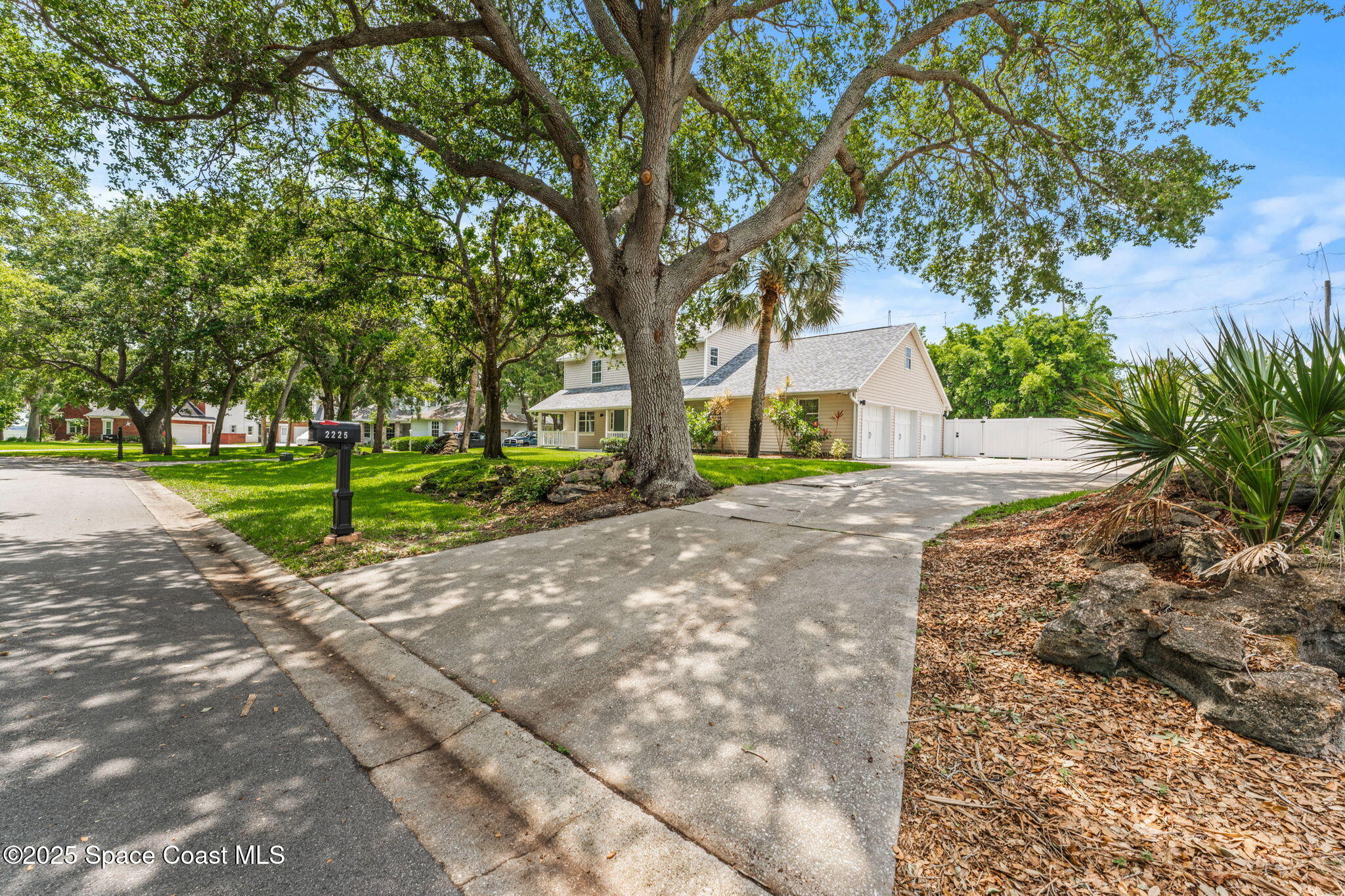 2225 Royal Oaks Drive